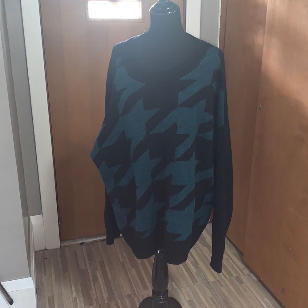 EVRI printed crewneck drop shoulder sweater!